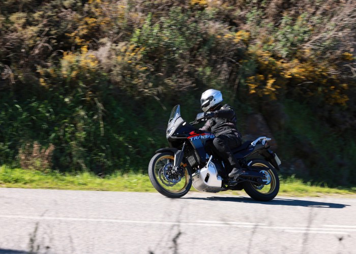 09 Honda Transalp 750 2025 na asfalcie