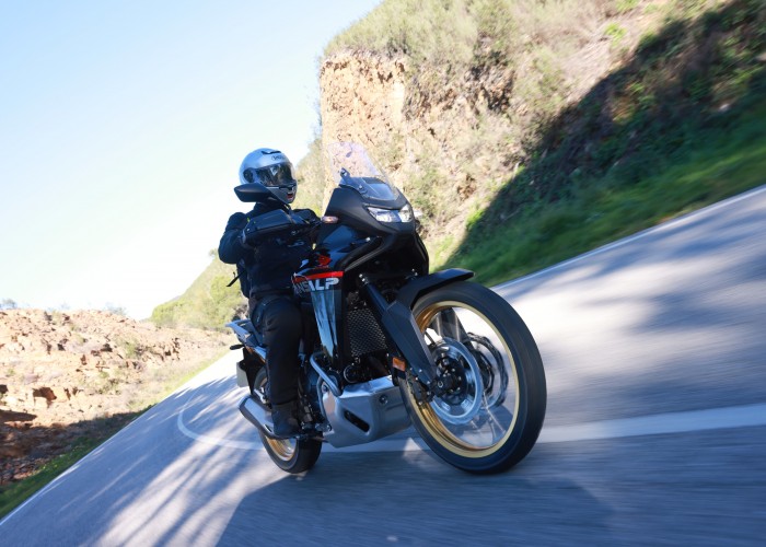 17 Honda Transalp 750 2025 na asfaltowej drodze