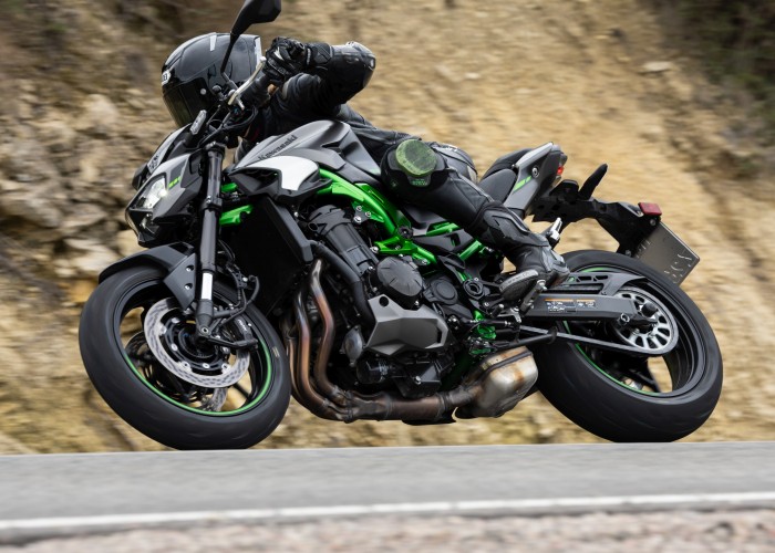 59 Kawasaki Z900 2025 agresywny streetfighter
