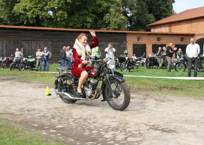 rajd baltycki czerwona sukienka