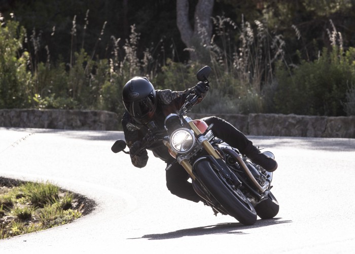 Triumph Speed Twin 1200 RS na winklu