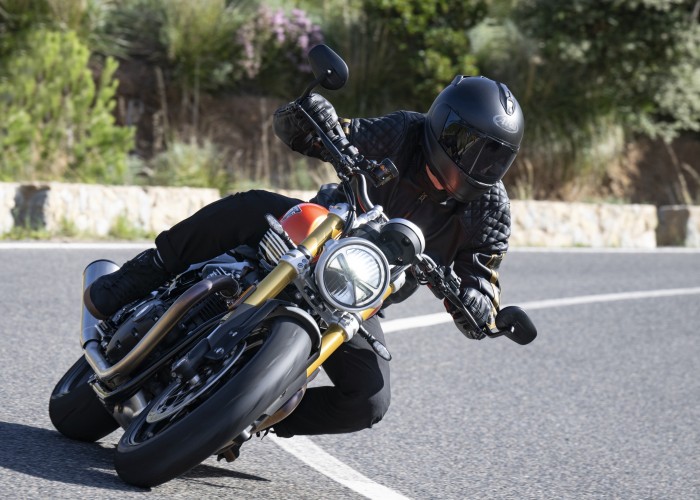 Triumph Speed Twin 1200 RS na zakrecie