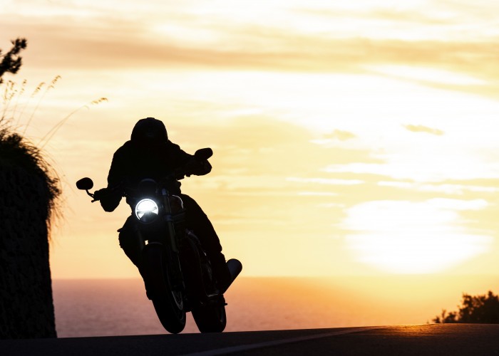 Triumph Speed Twin 1200 RS pod slonce