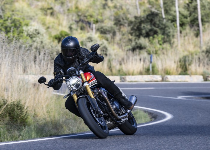 Triumph Speed Twin 1200 RS w czasie jazdy 2025
