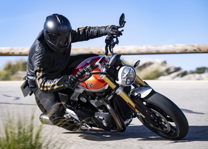 Triumph Speed Twin 1200 RS w zakrecie