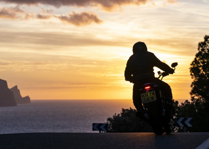 Triumph Speed Twin 1200 RS zachod slonca