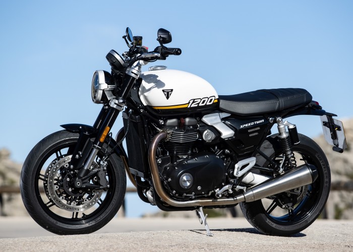Triumph Speed Twin 1200 lewy bok