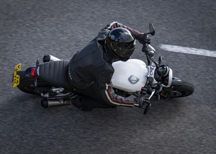 Triumph Speed Twin 1200 na asfalcie