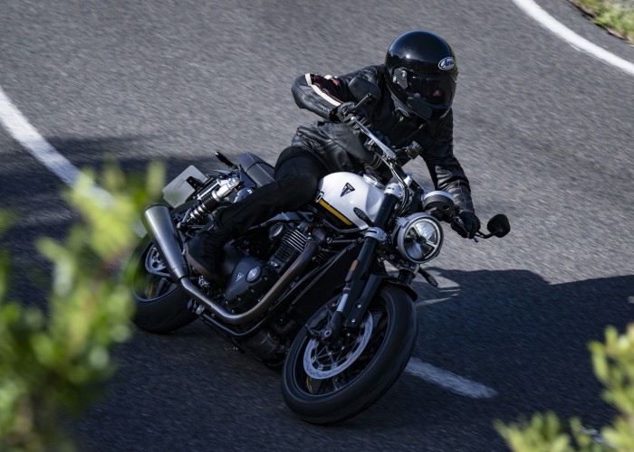 Triumph Speed Twin 1200 podczas jazdy