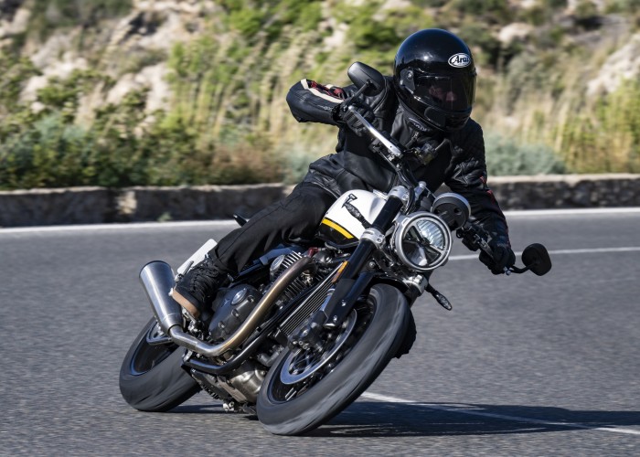 Triumph Speed Twin 1200 w zakrecie