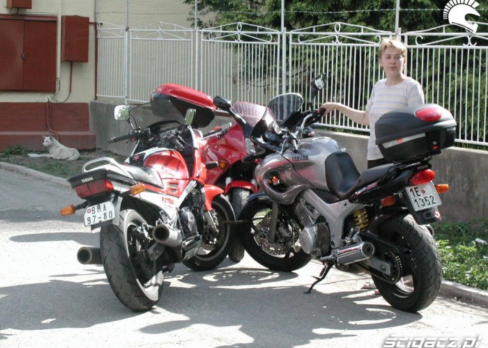 25 Kobieta przy motocyklu
