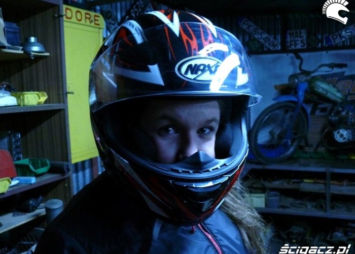 31 Dziewczyna kask motocykl