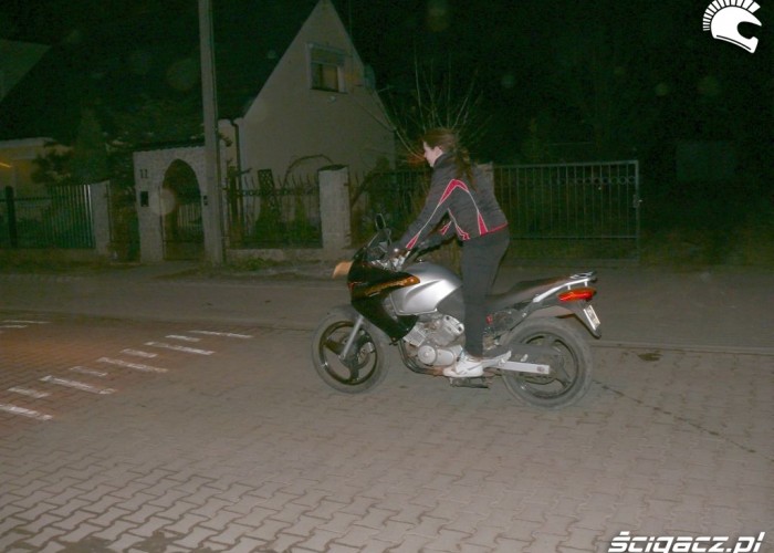 31 Dziewczyna motocykl kask