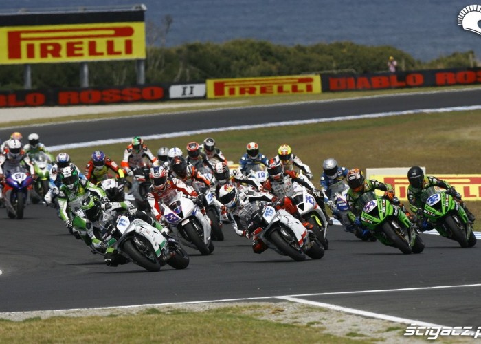 Sam Lowes na prowadzeniu po starcie