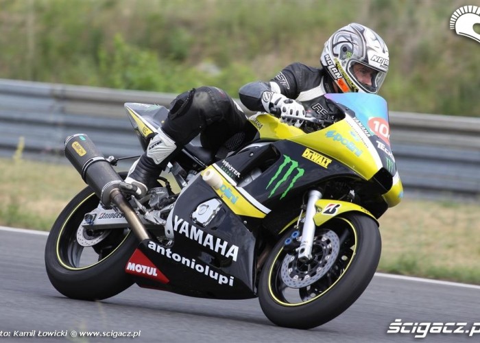 Yamaha Monster jazda po torze