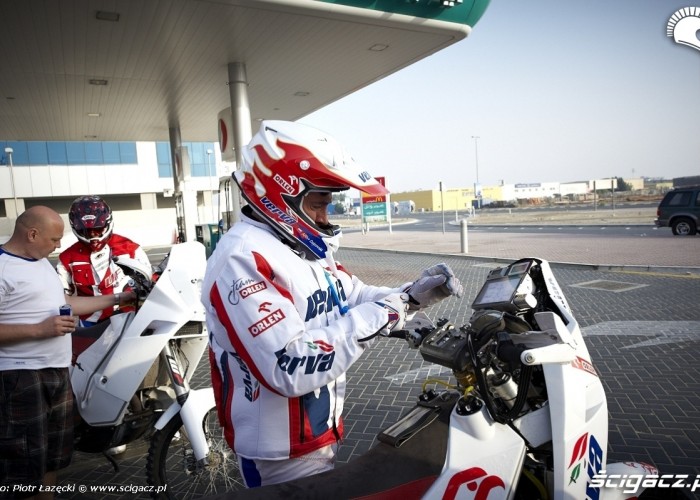 dabrowski stacja benzynowa Abu Dhabi Desert Challenge 2011