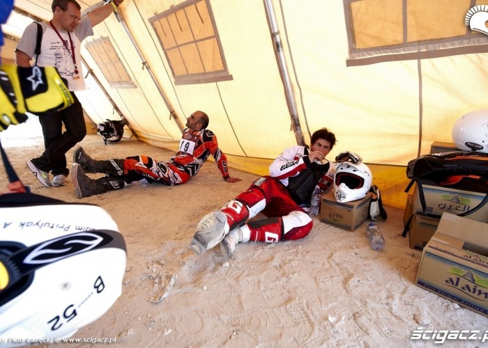 w namiocie Abu Dhabi Desert Challenge 2011