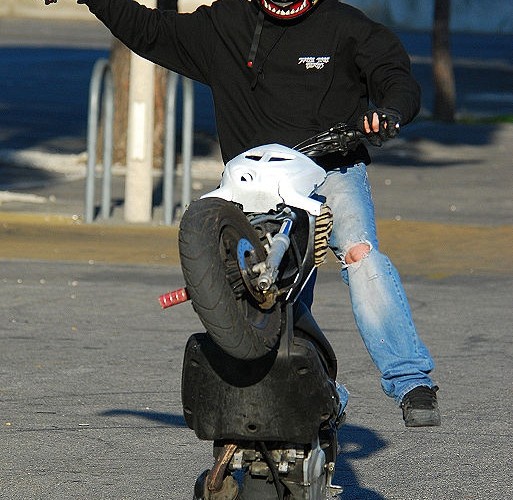 one hander wheelie on scooter Julien Mayo