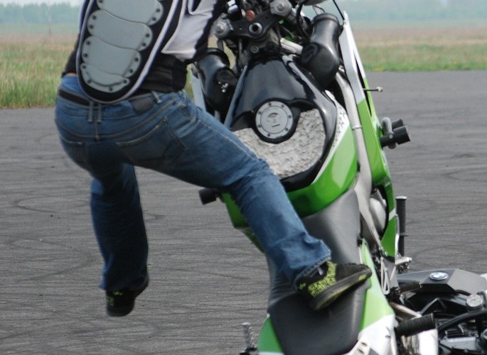 Groszek rozjezdza motocykl Raptownego