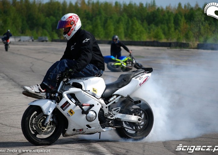 Palenie gumy w motocyklu