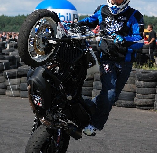Pokazy na motocyklu BMW stunt