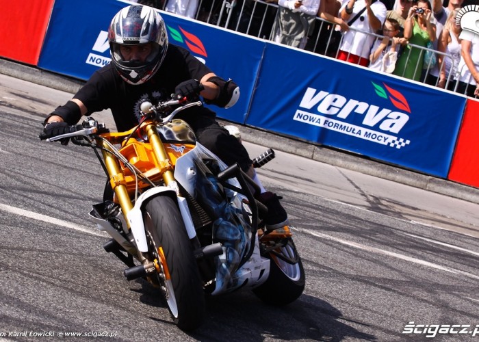 Show Wheeliholics Verva Street Racing