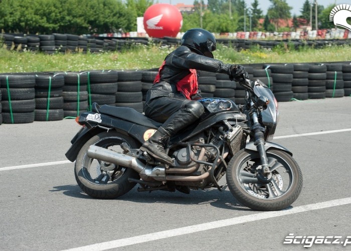 poobijany motocykl Honda Gymkhana Radom 2012