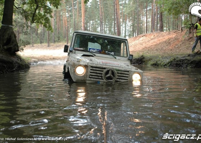 Mercedes w wodzie