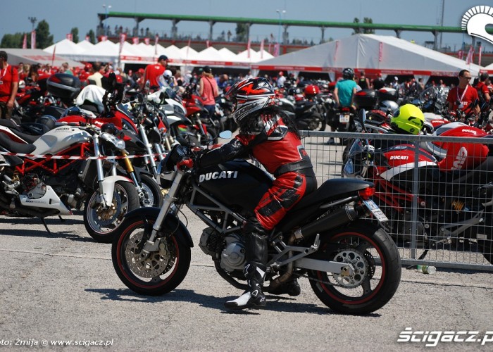 Dziewczyna na Ducati Monster