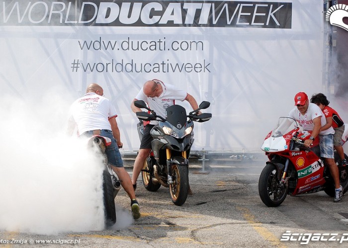 Palenie gumy Ducati