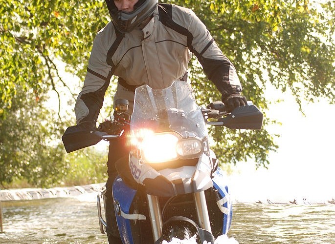 Motocykl BMW jazda w jeziorze