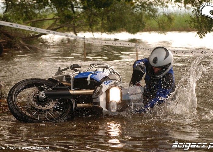 Motocykl w jeziorze gleba
