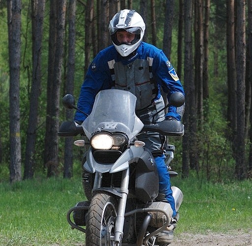 Jazda motocyklem po lesie