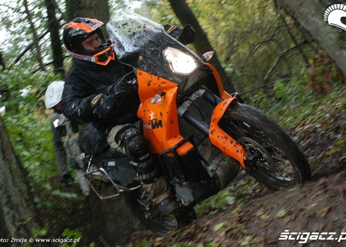 KTM Adventure jazda po lesie