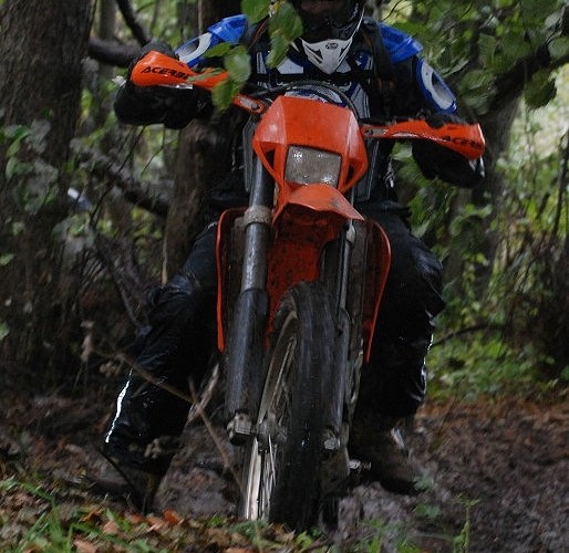 Motocyklem po lesie KTM