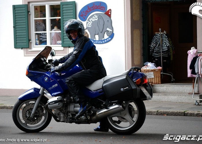 Garmisch motocyklista przy przedszkolu