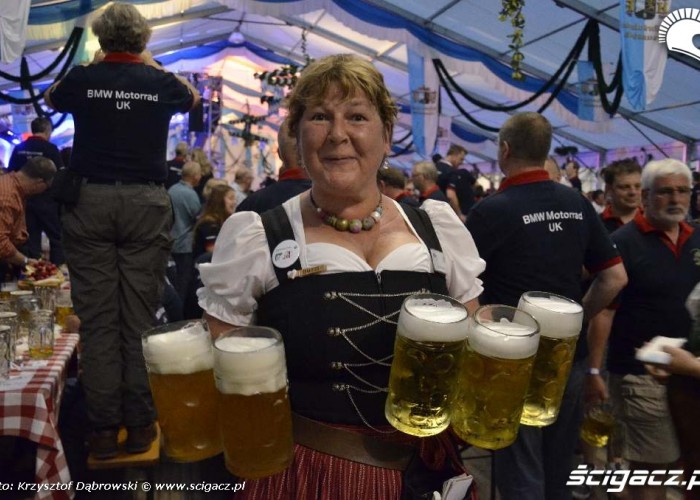 Kobieta z piwami Niemcy