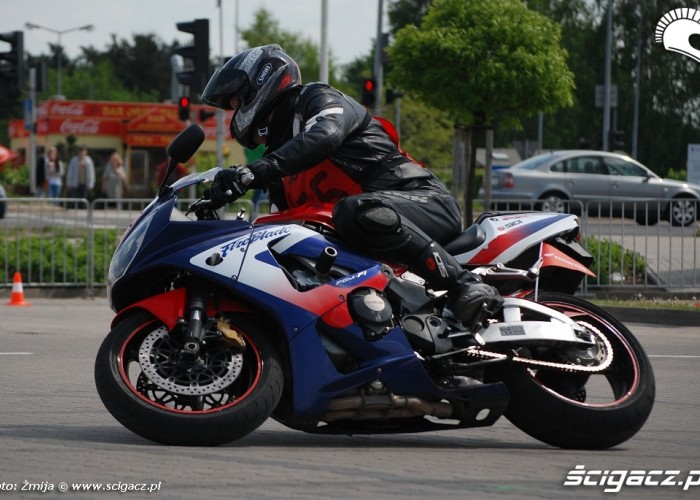 Treningi motocyklowe na parkingu M1