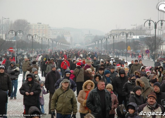 ludzie zmierzaja za parada parada motocyklistow - mikojakow trojmiasto 2010