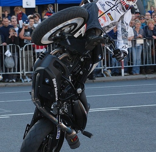 Pokaz stuntu na motocyklu RedBull Warszawa