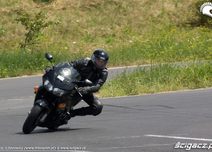 czarny motocykl honda drive safety trening promotor a mg 0282