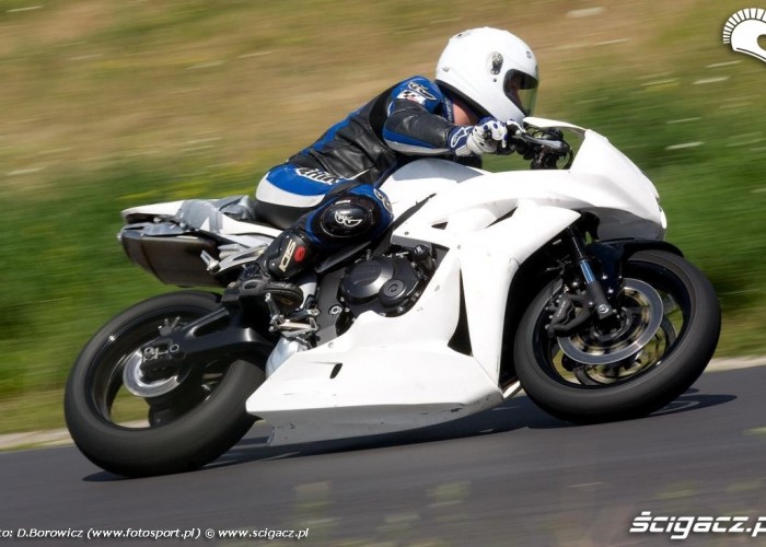 motocykl w owiewkach torowych honda drive safety trening promotor b mg 0484