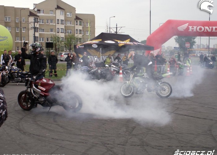 palenie gumy mlody i pasio motocyklowa niedziela BP 2010