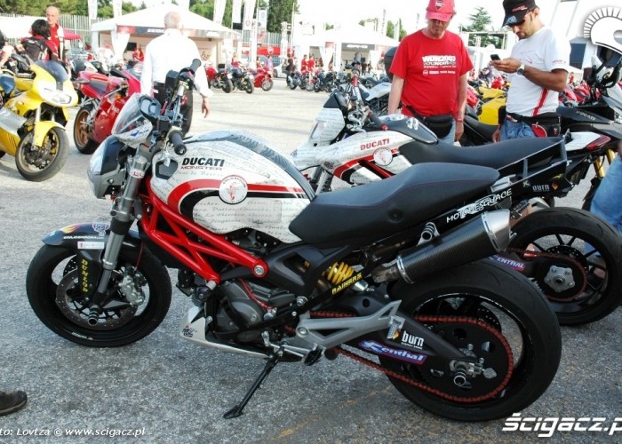 Ducati WDW 2010 stunt monster