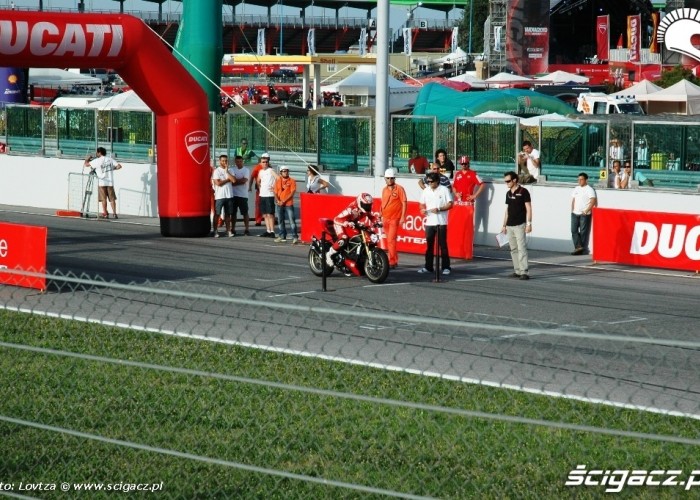 WDW 2010 start drag race