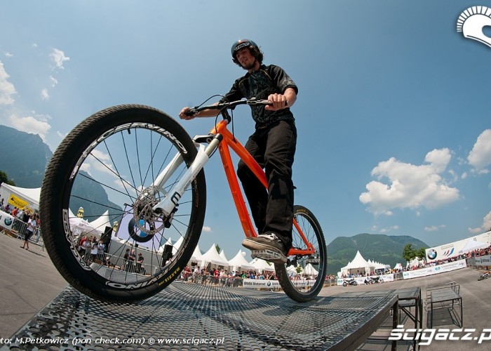 pokazy rowerow BMW trial