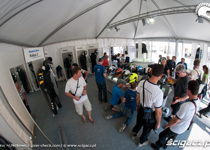 stoisko z kaskami bmw motorrad days