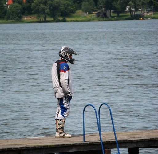 Motocyklista na pomoscie i jezioro