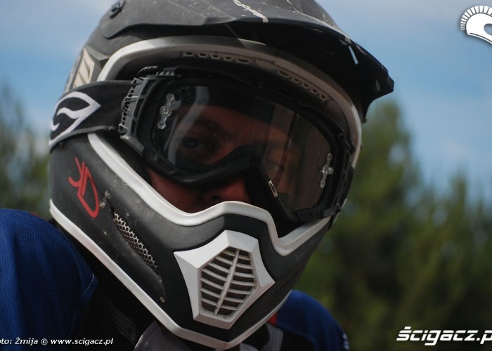 Motocyklista w kasku Dominik Kopec