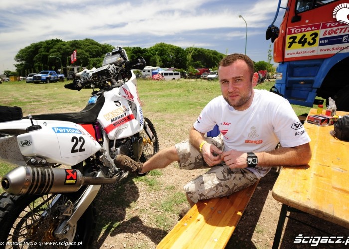 Jarmuz Krzysztof przy motocyklu Dakar 2010
